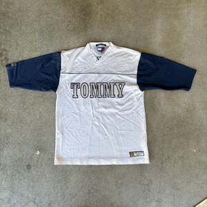 Vintage 90s Jersey Tommy Hilfger Spelled Out Graphic Rare Size M oversized 88 VT